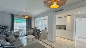 TV - Modern South-Facing Apartment Locrimar (Marbella)