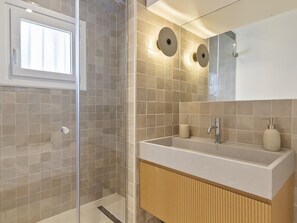 Dusche, Haartrockner, Handtücher