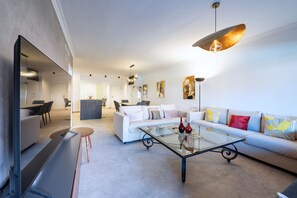 TV - Modern Ground Floor Holiday Apartment – Embrujo Playa, Puerto Banús (Marbella)