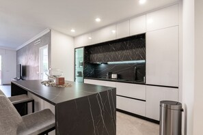 Kjøleskap, mikrobølgeovn, ovn og oppvaskmaskin