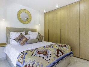 4 bedrooms, iron/ironing board, free WiFi, bed sheets