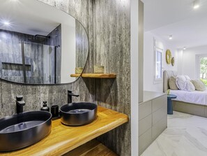 Ducha, secador de pelo y toallas