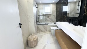 Douche, séchoir à cheveux, serviettes fournies