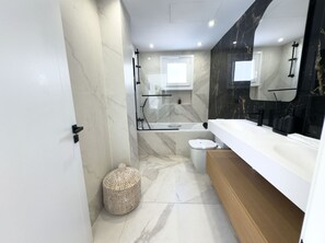 Shower, hair dryer, towels - Luxury Townhouse Santa Clara Golf (Marbella)