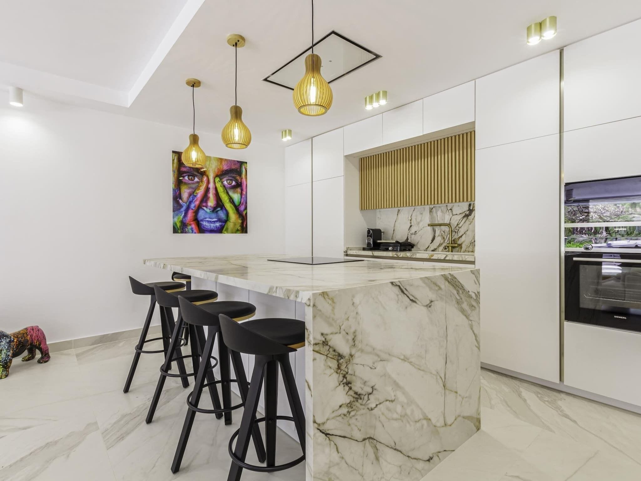 Een koelkast, een magnetron, een oven, een vaatwasser