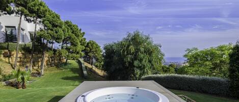 مغطس سبا خارجي