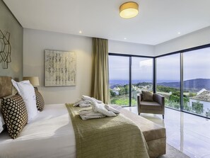 5 makuuhuonetta, tallelokero huoneessa, silitysrauta/-lauta