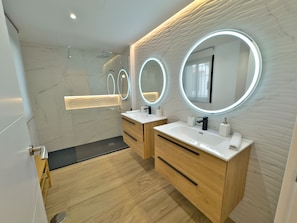 Shower, hair dryer, towels