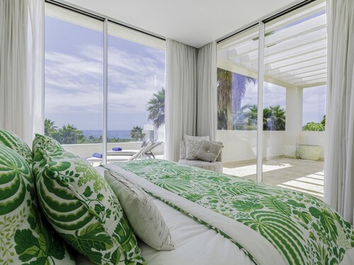 Luxury villa with private pool & sea views Río Real