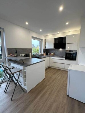 Réfrigérateur, four à micro-ondes, un four, surface de cuisson