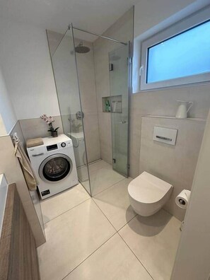 Douche, séchoir à cheveux, savon, shampooing