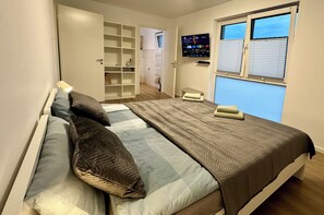 2 slaapkamers, een bureau, een strijkplank/strijkijzer, gratis wifi