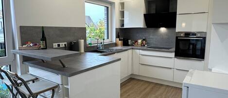 Refrigerador, microondas, horno, placa de cocina