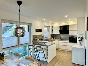 Réfrigérateur, micro-ondes, four, plaque de cuisson