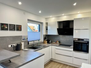 Een koelkast, een microgolfoven, een oven, een kookplaat