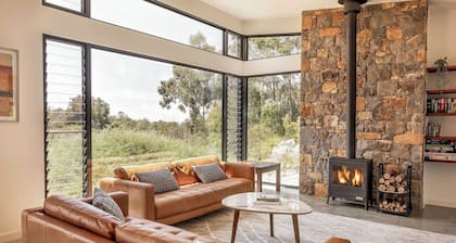 IDYLLIC RURAL ESCAPE BOASTING BREATHTAKING BUSHLAND VIEWS