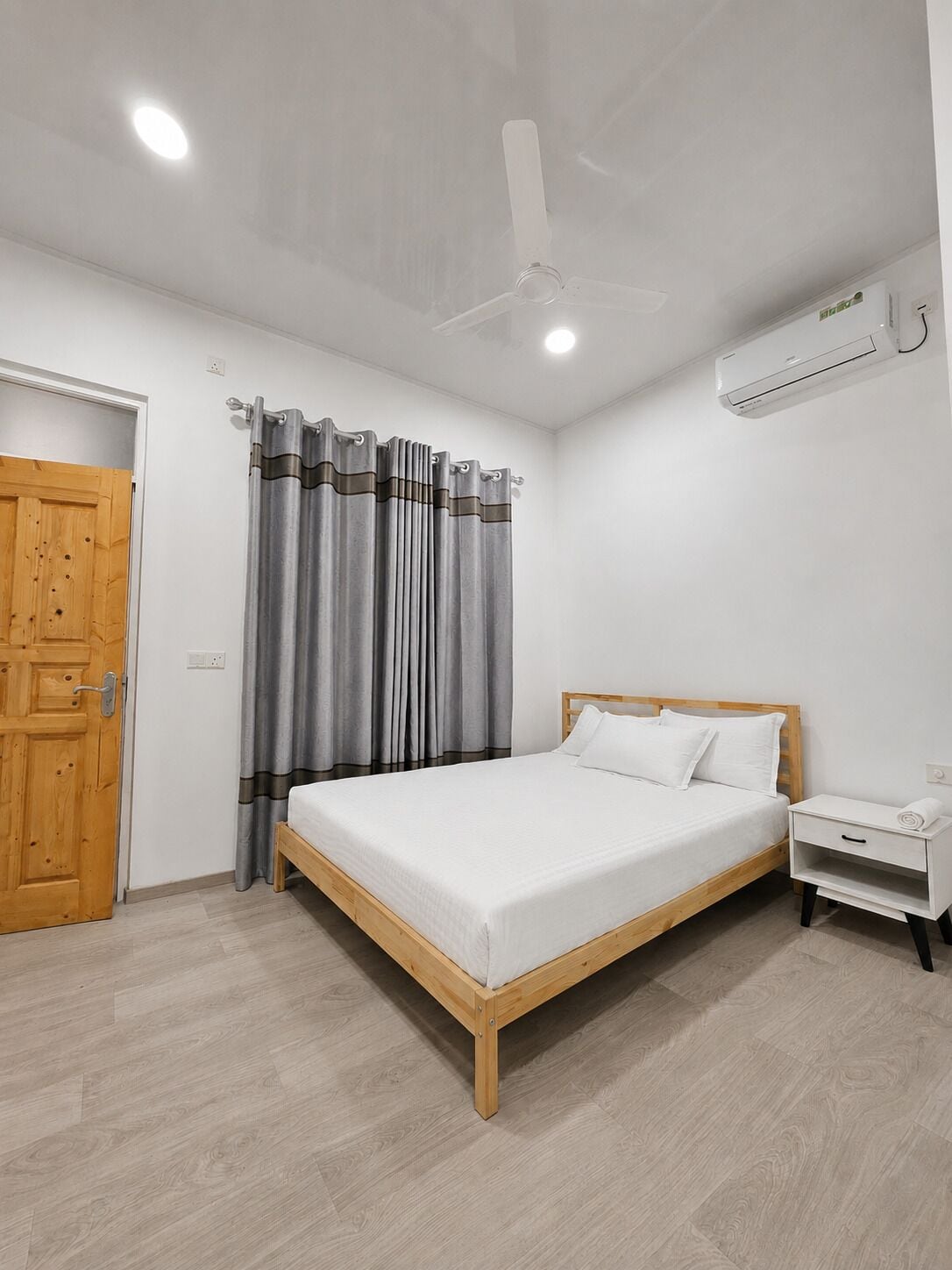 Standard Double Room | Desk, iron/ironing board, free WiFi