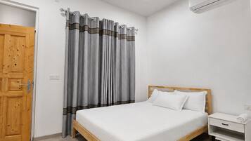 Standard Double Room | Desk, iron/ironing board, free WiFi