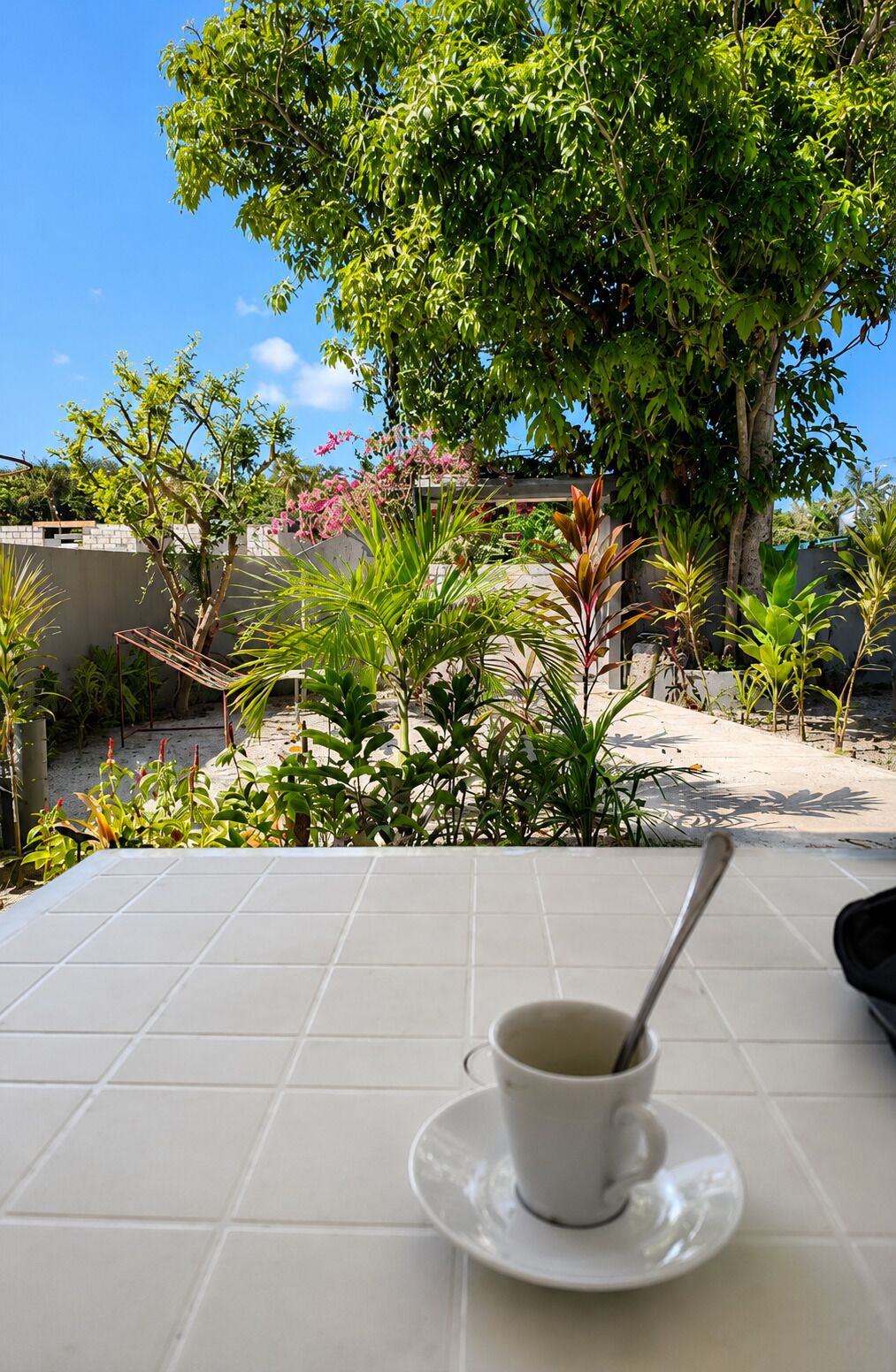 Quarto casal superior, vista para o jardim | Escrivaninha, ferros/tábuas de passar roupa, Wi-Fi de cortesia