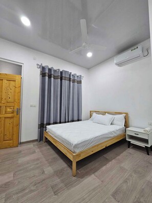 Standaard tweepersoonskamer | Een bureau, een strijkplank/strijkijzer, gratis wifi