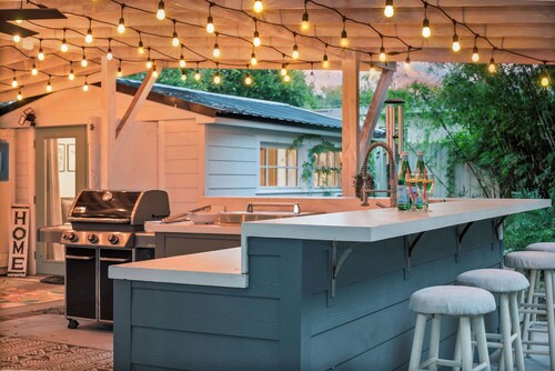 Tiny home w/outdoor kitchen & studio