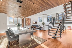 奢華別墅, 多張床, 壁爐, 花園景觀 (Cedar Loft Villa) | 住宿內部