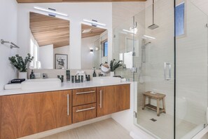 Luxury Villa, Multiple Beds, Fireplace, Garden View (Cedar Loft Villa) | Bathroom | Deep soaking tub, towels - Cedar Loft Villa (Venice)