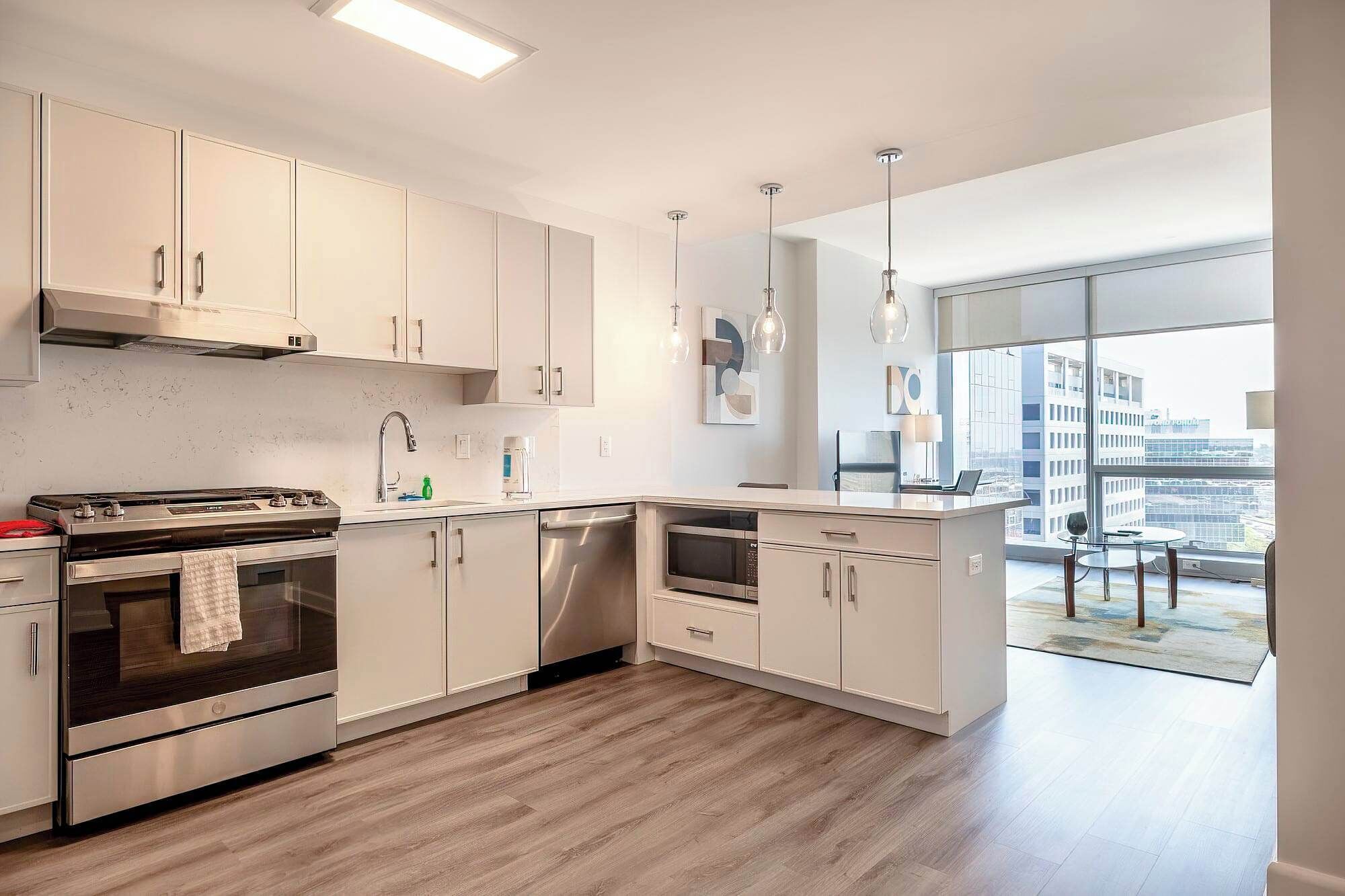 Geladeira, micro-ondas, fogão, cooktop