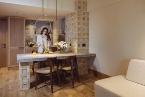 Apartamento estándar, balcón, vistas a la ciudad | Zona de estar | Smart TV de 55 pulgadas con canales digitales, suelo radiante