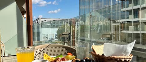 Daily buffet breakfast (RON 75 per person)