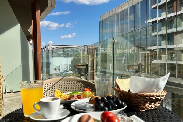 Desayuno buffet diario (RON 75 por persona)