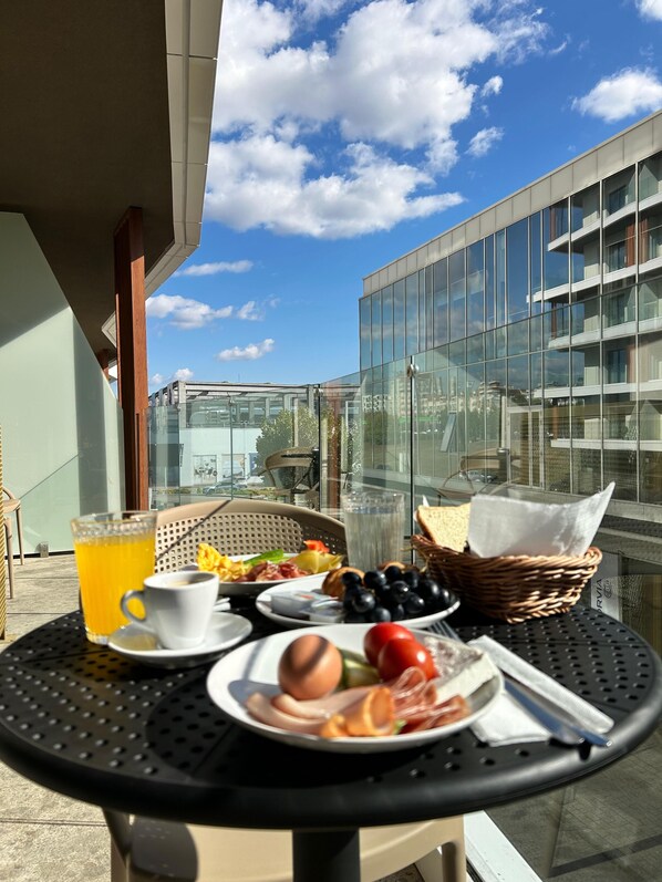 Daily buffet breakfast (RON 75 per person)