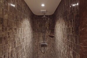 Apartamento familiar, balcón, vistas a la ciudad | Baño | Artículos de higiene personal gratuitos, secador de pelo y toallas