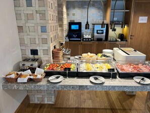 Daily buffet breakfast (RON 75 per person)