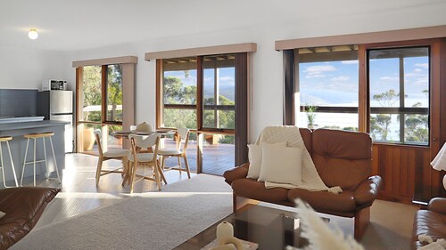 Seaview Cottage - Perfect for couples or families, with beaches and trails nearby!