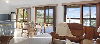 Seaview Cottage - Perfect for couples or families, with beaches and trails nearby!