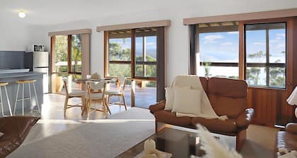 Seaview Cottage - Perfect for couples or families, with beaches and trails nearby!