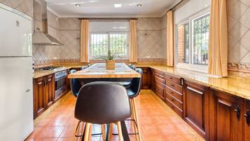 Frigorífico, microondas, horno y placa de cocina