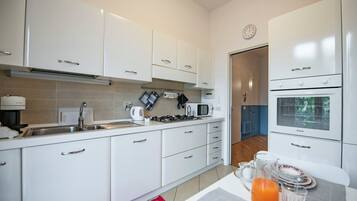 Apartment, Balcony | Private kitchen | Electric kettle