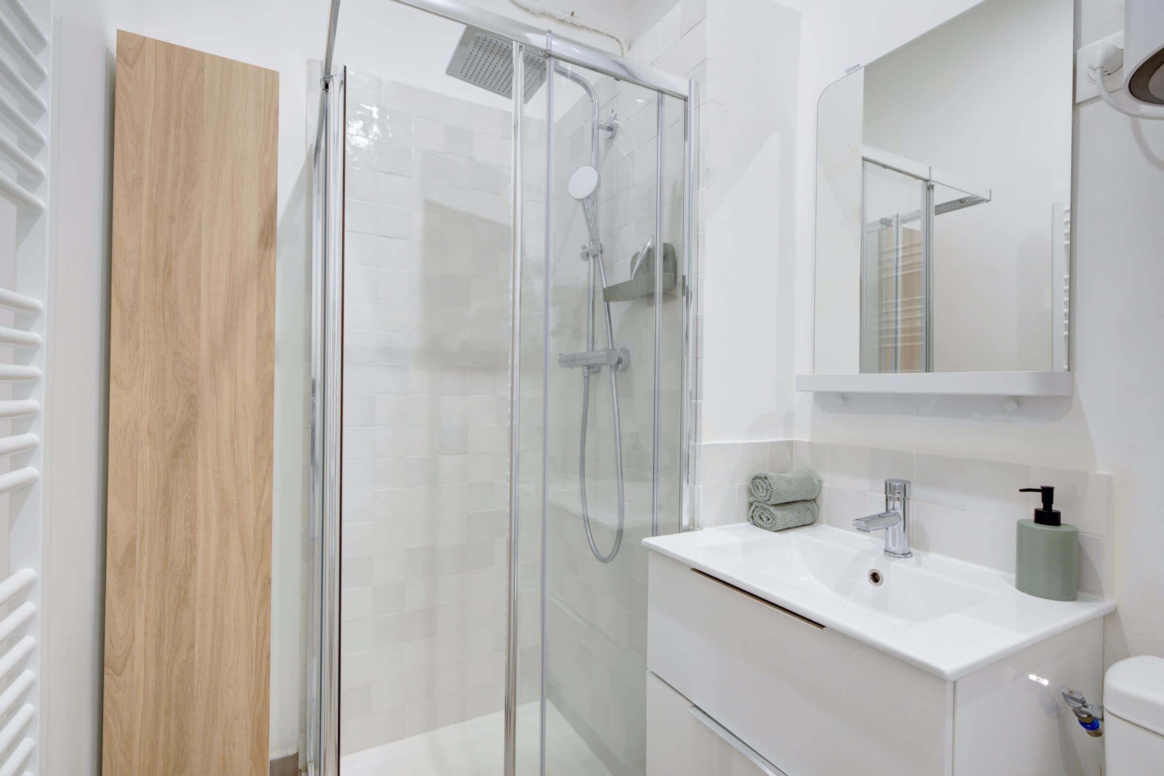 Douche, sèche-cheveux, serviettes fournies