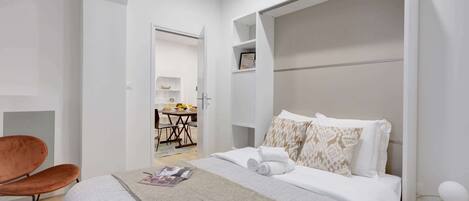 1 間睡房、書桌、熨斗/熨衫板、可攜式嬰兒床