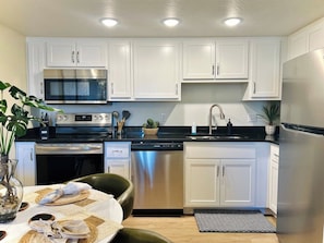 Refrigerador, microondas, horno, placa de cocina