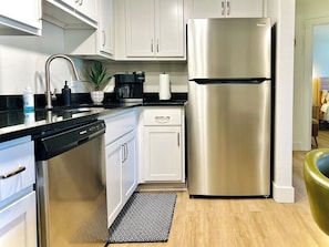 Refrigerador, microondas, horno, placa de cocina