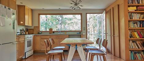 Fridge, oven, stovetop, coffee/tea maker