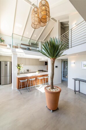 Villa | 4 bedrooms, desk, Internet - 4bed Camps Bay Holiday Home w Pool Saltwater Villa (Cape Town)