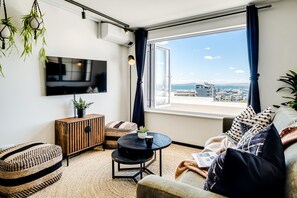 Apartment | 2 bedrooms, desk, Internet - Cape Town City Holiday Apartment w Views for Days (Cape Town)