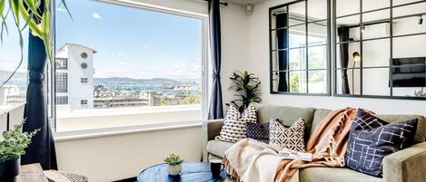 Apartment | 2 bedrooms, desk, Internet