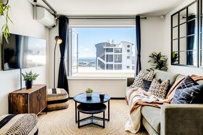 2 bedrooms, desk, Internet - Cape Town City Holiday Apartment w Views for Days (Cape Town)