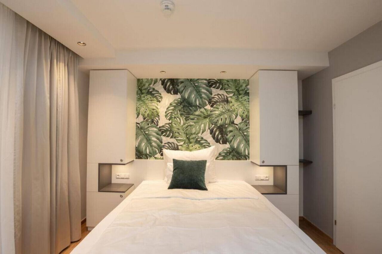 1 bedroom, desk, WiFi