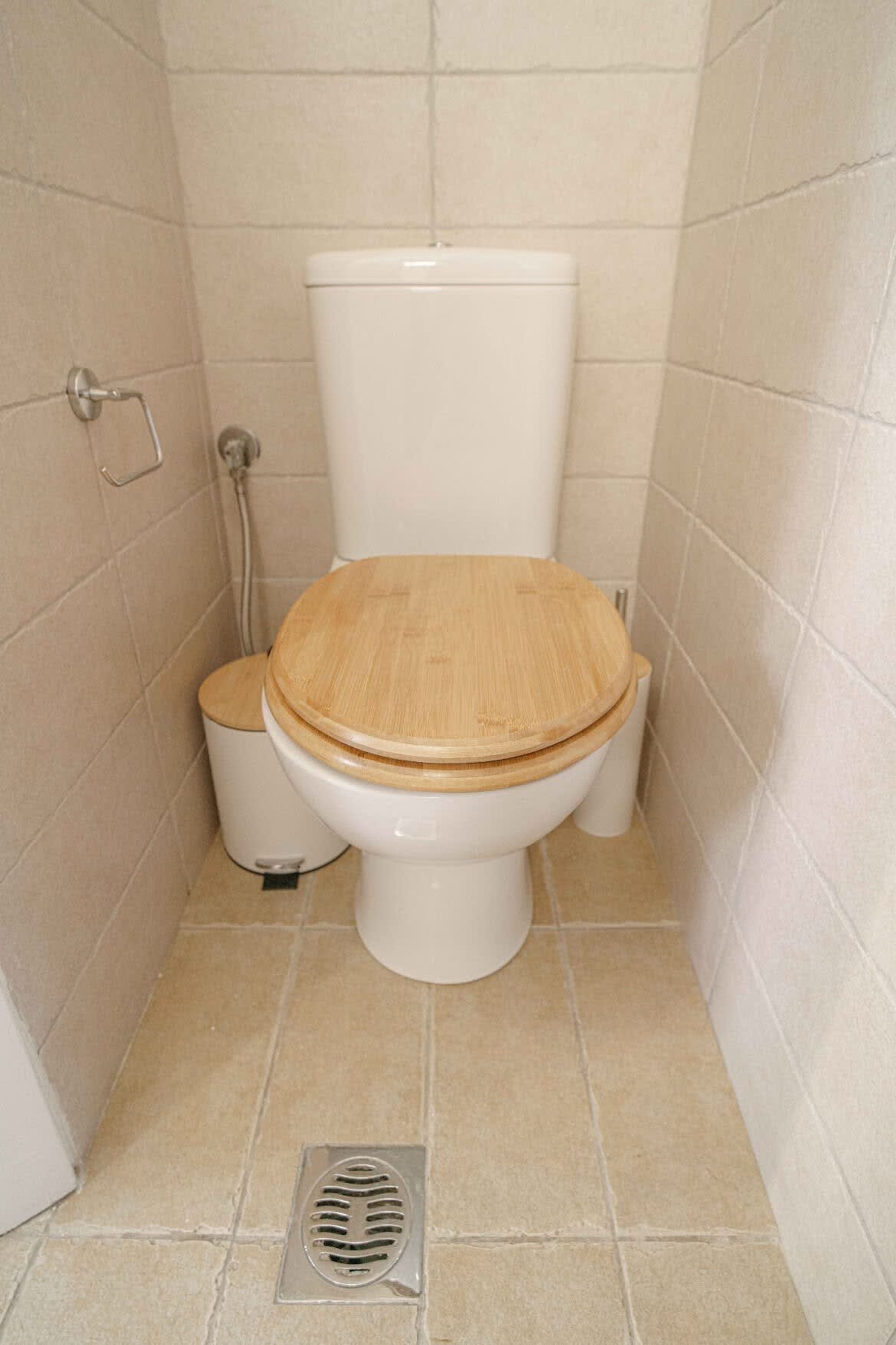 Een kleine, betegelde badkamer met toilet en bidet.